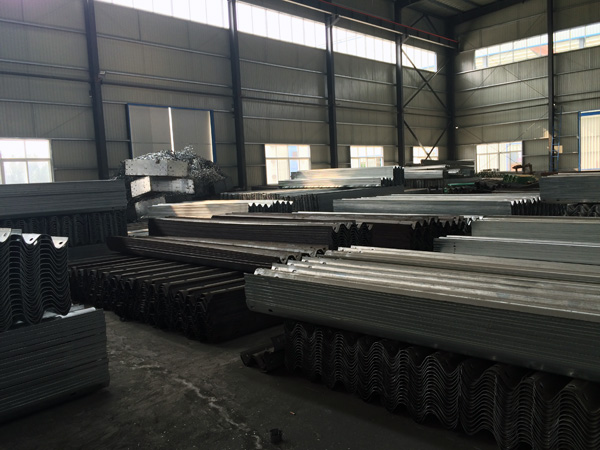 波形護欄生產車間